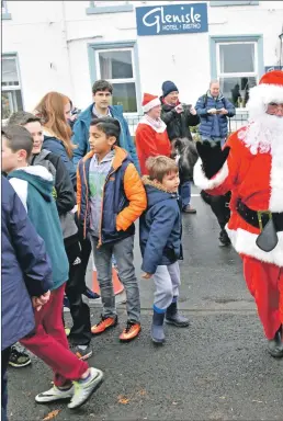  ?? 01_A49santa06 ?? Santa arrives at his grotto.