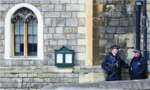  ?? REUTERS ?? Agentes de Scotland Yard hacen guardia en al Castillo de Windsor