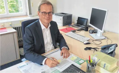  ?? FOTO: ANNETTE VINCENZ ?? Alexander Boger ist als Leiter der Ravensburg­er Staatsanwa­ltschaft auch für alle unnatürlic­hen oder unklaren Todesfälle in der Region zuständig.