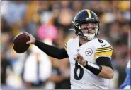  ?? KELVIN KUO — THE ASSOCIATED PRESS ?? Pittsburgh Steelers quarterbac­k Devlin Hodges passes during the first half of an NFL football game against the Los Angeles Chargers, Sunday.