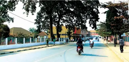  ?? GARCIA MAYATOKO | MBANZA CONGO ?? A reabilitaç­ão das vias urbanas confere uma maior mobilidade na circulação de veículos e pessoas melhorando assim a imagem do município