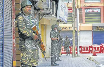  ?? PTI ?? Security personnel stand guard during the shutdown in Srinagar on Sunday.