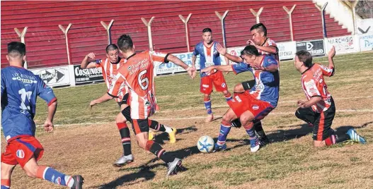  ?? GENTILEZA NÉSTOR FRANCHI ?? Agustín Trotta es derribado dentro del área, en una acción en la que participó Mángano. El goleador de Rosario no perdonó.