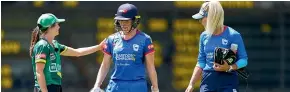  ?? PHOTOSPORT ?? Auckland’s Lauren Down leaves the field after being struck on the helmet at Pukekura Park yesterday.