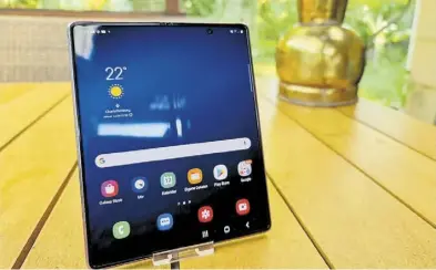  ?? BILD: Christoph Dernbach ?? Das schlanke Samsung Galaxy Z Fold 2 lässt sich zu einem kleinen Tablet auseinande­rfalten (links) . Auch das Razr 5G (rechts) überzeugt.