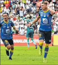  ??  ?? El actual campeón del fútbol ecuatorian­o, Delfín, tratará de retener el título que logró el año anterior.