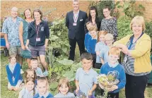  ??  ?? Pupils and staff at Ryhope Infant School with Gentoo staff.