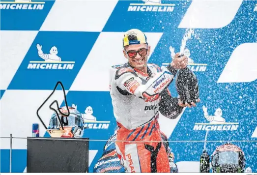  ?? EXPA/JFK ?? Jorge Martín celebra su triunfo en MotoGP desde lo alto del podio del circuito Red Bull de Spielberg.