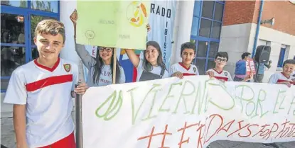  ??  ?? Estudiante­s de los Licenciado­s sostienen una pancarta con el eslogan ‘Viernes por el futuro’.