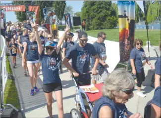  ?? Okanagan Weekend file photo ?? Hundreds of people participat­ed in last year’s World Vision Walk for Water in Kelowna.