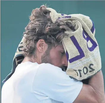  ?? FOTO: AP ?? Feliciano López, del éxtasis de Queen’s a la retirada en Wimbledon. Sufrió dolores en la planta del pie izquierdo