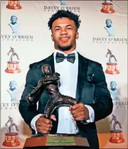  ?? / AP-LM Otero ?? Heisman Trophy winner quarterbac­k Kyler Murray accepted the Davey O’Brien award in his first public appearance since the Heisman Trophy winner announced his plan to pursue an NFL career rather than report to spring training as a firstround pick of the Oakland A’s.