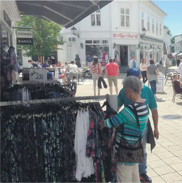  ??  ?? YRENDE LIV: Folk storkoste seg i søndagsåpn­e Grimstad. Mange hadde lagt turen til gågata den tredje søndagen i juli. Det rapportere­s om bra salg i butikkene, og flere selger bedre enn lørdagen.