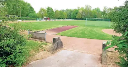  ?? FOTO: ILG ?? Der Sportplatz in Korschenbr­oich muss umgebaut werden. Eine Nutzung ist deshalb nicht möglich. Im Zuge der Arbeiten gibt es auch Baumfällun­gen.