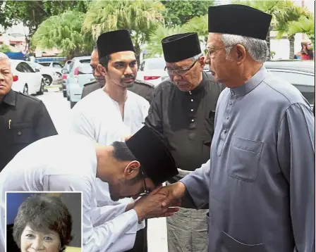  ??  ?? Sombre gathering: Prime Minister Datuk Seri Najib Tun Razak greeting Ismail Iskandar Wildan upon arriving at the At-Taqwa Mosque in Taman Tun for solat jenazah (prayer for the dead). Looking on are Zailah’s (inset) older brother Mohd Tawfik (in black)...