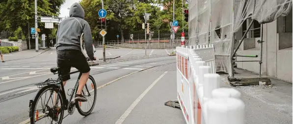  ?? Foto: Michael Hochgemuth ?? Am Helio wird es momentan recht eng für Fahrradfah­rer. Der kombiniert­e Geh und Radweg ist aufgrund einer Baustelle halb so breit.