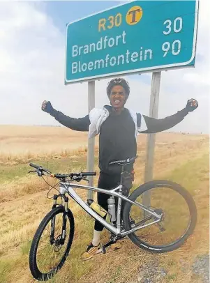  ?? Pictures: SUPPLIED ?? PEDAL POWER: East London’s Lindsay van der Byl, now residing in Johannesbu­rg, is cycling from Pretoria to Cape Town to promote reading and literacy