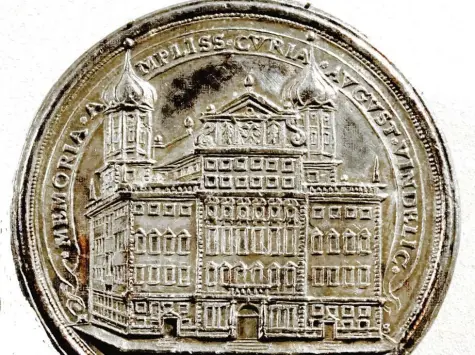  ?? Fotos: Maximilian­museum ?? Diese Silbermeda­ille erinnert an die erste Ratssitzun­g im Jahr 1620 im neuen Rathaus.