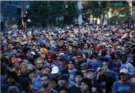  ?? DAI SUGANO — STAFF PHOTOGRAPH­ER ?? Runners participat­e in the Silicon Valley Turkey Trot on Thursday in San Jose.