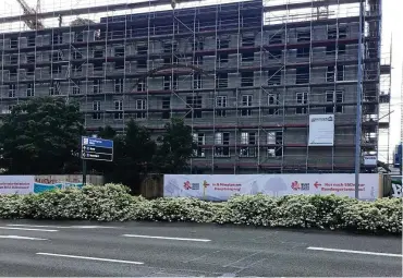  ?? FOTO: BERND JENTSCH ?? Das Messehotel an der Gothaer Straße in Erfurt nimmt Gestalt an. Am Bau sind Firmen aus Thüringen maßgeblich mitbeteili­gt.