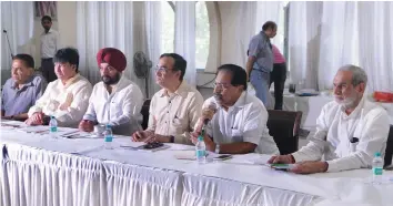  ?? — BIPLAB BANERJEE ?? AICC in- charge P. C. Chacko speaks as DPCC president Ajay Maken and other leaders look on during a meeting with AICC secretarie­s and former DPCC presidents at Rajiv Bhawan in New Delhi on Tuesday.