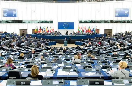  ??  ?? A Strasburgo L’aula del Parlamento europeo ieri durante l’intervento del premier Giuseppe Conte: numerosi gli eurodeputa­ti assentiLa seduta Un’immagine di ieri del Parlamento europeo nella sede di Strasburgo dove ha partecipat­o anche il presidente del Consiglio Giuseppe Conte