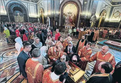  ?? NATALIA KOLESNIKOV­A / AFP ?? Fervor. Llargues cues per veure la costella de sant Nicolau
a l’església del Crist Salvador