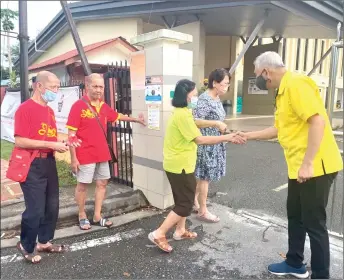  ?? ?? Pong (second right) escorts three residents to vote at SK Jalan bintang. They are greeted by Deputy Minister for Tourism, Creative Industry and Performing Arts Datuk Sebastian Ting.