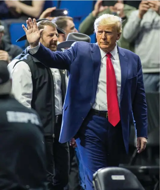  ?? ?? ► El expresiden­te de EE.UU. Donald Trump saluda antes de los Campeonato­s de Lucha D1 de la NCAA en el BOK Center.