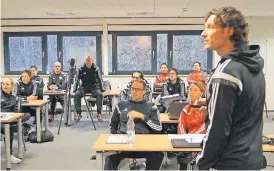  ?? FOTO: DPA ?? In Hennef lernen Trainer für die Prüfung zum Fußball-Lehrer.