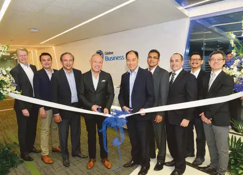  ??  ?? (L-R) Globe Business Senior Advisor Mike Frausing, Globe Chief Informatio­n Secuirty Officer Anton Bonifacio, Globe Chief Technology and Informatio­n Officer Gil Genio, Globe President and CEO Ernest Cu, Singtel Director of Channel Sales and Developmen­t...