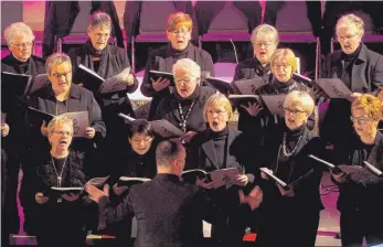  ?? FOTO: HELMUT ARGAUER ?? Mit einem gelungenen Benefizkon­zert hat sich der Frauenchor FeMusika von seinem Dirigenten Ralph Vogelmann verabschie­det.