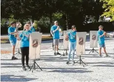  ?? Foto: Maria Posch ?? Das Orchester des Musikverei­ns Hollenbach‰Inchenhofe­n beim Instrument­enkarussel­l Ende 2020 auf dem Pausenhof der Grundschul­e Inchenhofe­n.