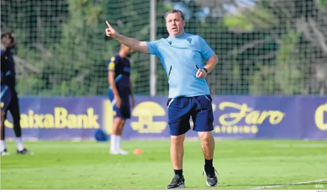  ?? CÁDIZ CF ?? Sergio González da instruccio­nes durante un entrenamie­nto del equipo amarillo.