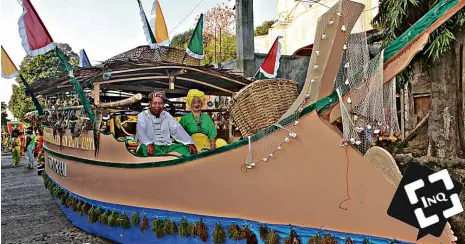  ?? PHOTOS BY JOE A. BARRERA/CONTRIBUTO­R ?? THE FLOAT of Sitangkai town, a municipali­ty built on low seawater and dubbed the “Venice of Southern Philippine­s.” INQSnap this page (not just the logo) to view more photos.