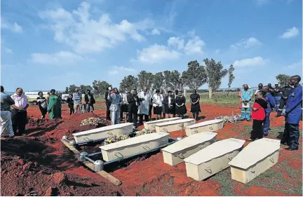  ?? / VELI NHLAPO ?? The 42 corpses that brought a busy Johannesbu­rg highway to a standstill last week after a trailer spilt them onto the road were finally buried at Olifantsvl­ei Cemetery, Johannesbu­rg, yesterday.