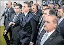  ?? SERGIO LIMA / AFP ?? Trámite. Bolsonaro con miembros de su equipo, ayer en el Congreso.