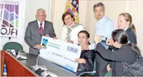  ??  ?? ENTREGA. Los organizado­res otorgaron incentivos económicos a los cinco ganadores del concurso.