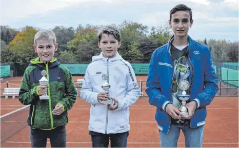  ?? FOTO: PRIVAT/SGA ?? Die Jugend-Stadtmeist­er im Tennis (von links): Jonas Vogl (U10), Philipp Schultheiß (U12/Knaben) und Marvin Kösler (Junioren).