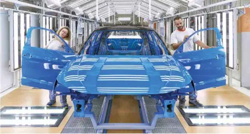  ??  ?? Solo en 2018 se incorporar­on a la compañía más de 500 trabajador­es con contratos indefinido­s. “El refuerzo de la plantilla de SEAT responde al aumento de producción y los modelos en la fábrica de Martorell”./In 2018 alone over 500 workers were hired on indefinite contracts. “The reinforcem­ent of the SEAT workforce is due to the increase in production and models”.