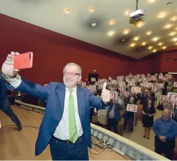  ??  ?? Selfie L’autoscatto di Maroni con il pubblico che mostra i cartelli con il Sì