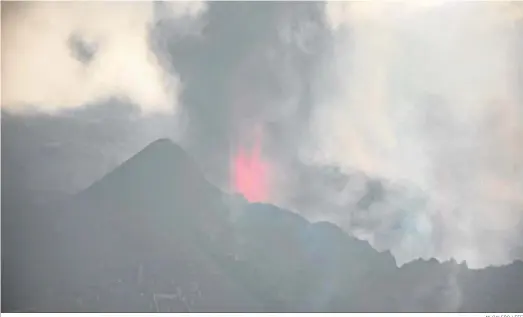  ?? M. CALERO / EFE ?? Vista de la erupción en el volcán Cumbre Vieja de La Palma.