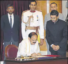  ?? SONU MEHTA/HT ?? President Ram Nath Kovind looks on as M Venkaiah Naidu takes over as the Vice President in New Delhi on Friday.