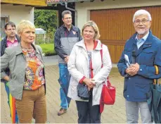  ?? FOTO: MARTIN HBAUCH ?? Staatsekre­tärin Friedlinde Gurr-Hirsch (links) und Landrat Klaus Pavel (rechts) haben sich in Neuler über den Stand des größten Flurneuord­nungsverfa­hrens in Baden-Württember­g informiert. Neulers Bürgermeis­terin Sabine Heidrich (Mitte) durfte da nicht...