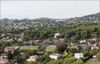  ?? (Photo Sébastien Botella) ?? Saint-Maymes devrait être le premier quartier antibois à voir s’enraciner un jardin partagé.