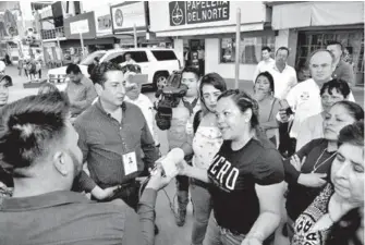  ??  ?? El director de Plazas y Mercados, Carlos de Lara, atendió las exigencias de los locatarios llamados a ser reubicados dentro del Paseo Cepeda-Valdez Carrillo /ANTONIO MELÉNDEZ