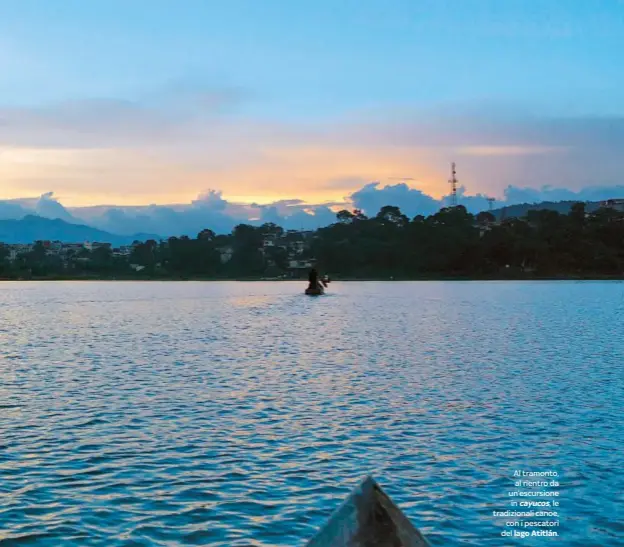  ??  ?? Al tramonto, al rientro da un’escursione in cayucos ,le tradiziona­li canoe,
con i pescatori del lago Atitlán.