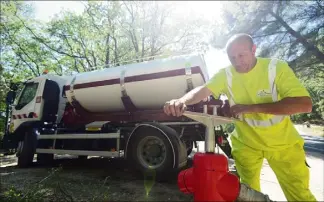  ?? (Photos A. B.-J.) ?? Six fois par jour, le camion-citerne apporte 8 000 litres d’eau au réservoir de Sainte-brigitte, qui alimente 400 foyers situés au nord de la commune.