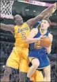  ?? Gina Ferazzi
Los Angeles Times ?? KLAY THOMPSON, guarded here by Brandon Bass, had 36 points.