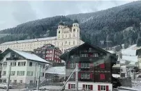  ?? ?? Le vieux Zermatt, l’abbaye bénédictin­e de Dissentis et la vue imprenable sur la montagne depuis le train panoramiqu­e, le Glacier Express.